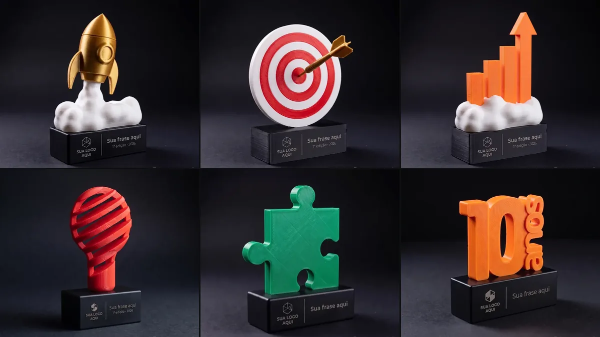 Seis troféus impressos em 3D sobre bases pretas: foguete, alvo, gráfico, lâmpada, quebra-cabeça e anos de casa