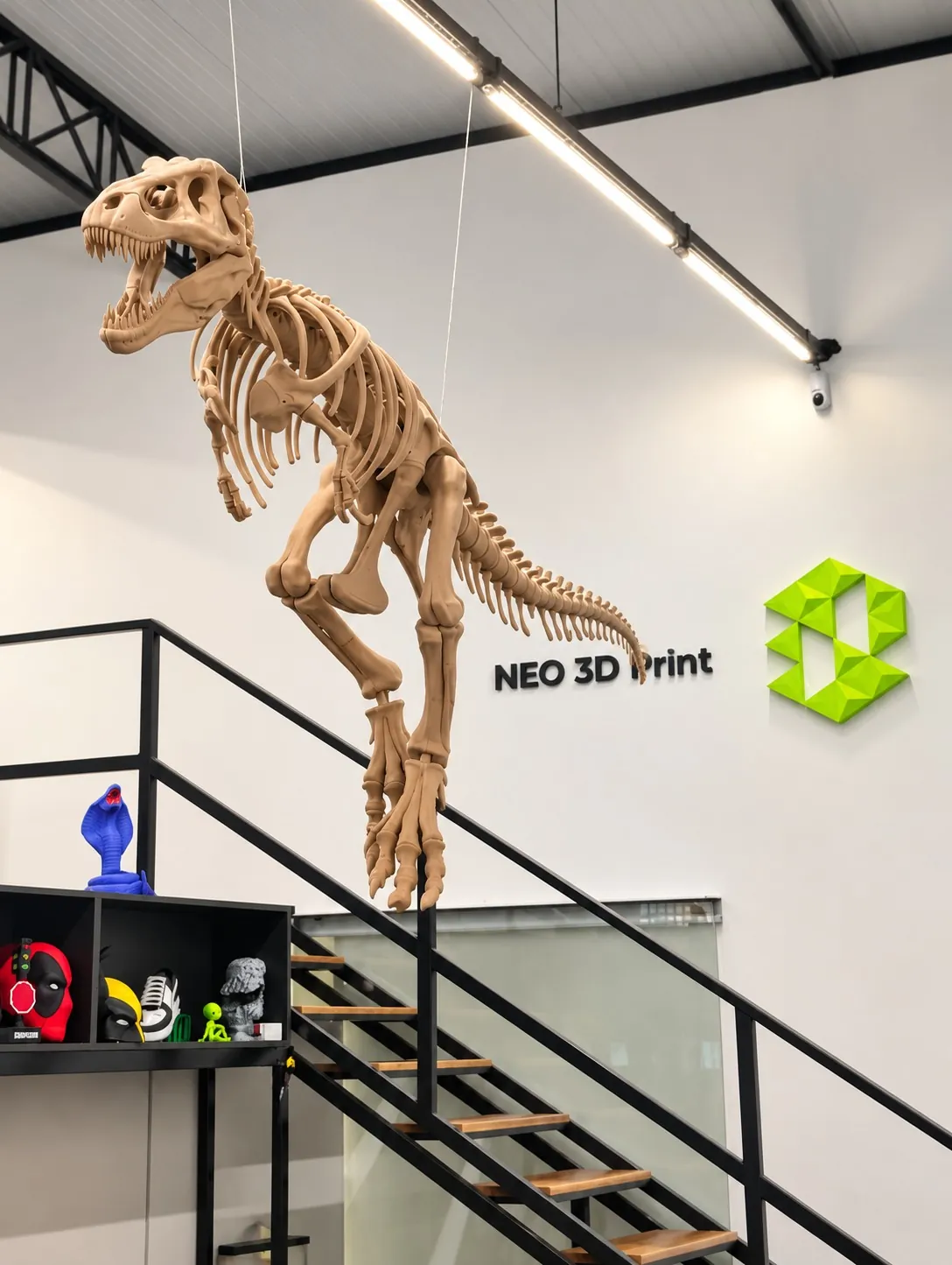 T-Rex impresso em 3D em tamanho grande na entrada da oficina da NEO em Mogi das Cruzes